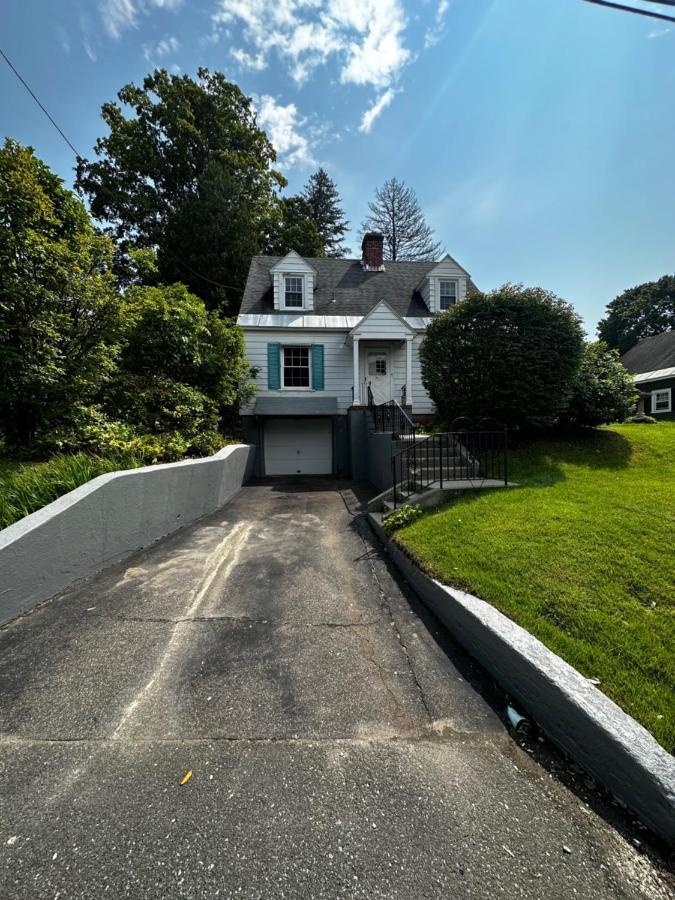 Cute Cape Cod Style Home Pittsfield Exterior photo